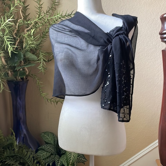 Gown and scarf wrap - Picture 7 of 7